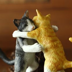 포옹하는 고양이들